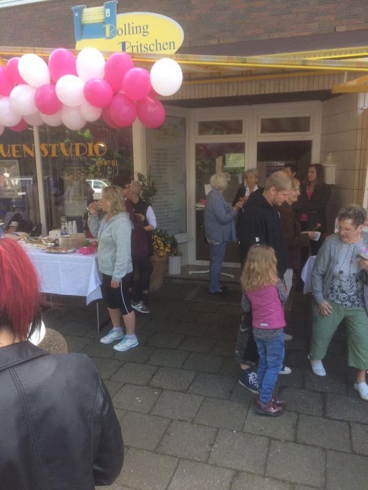 Feier vor dem Studio