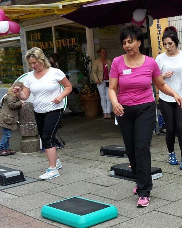 Vorführung auf dem Bürgersteig vor dem Studio, Frauen auf Steppbrettern