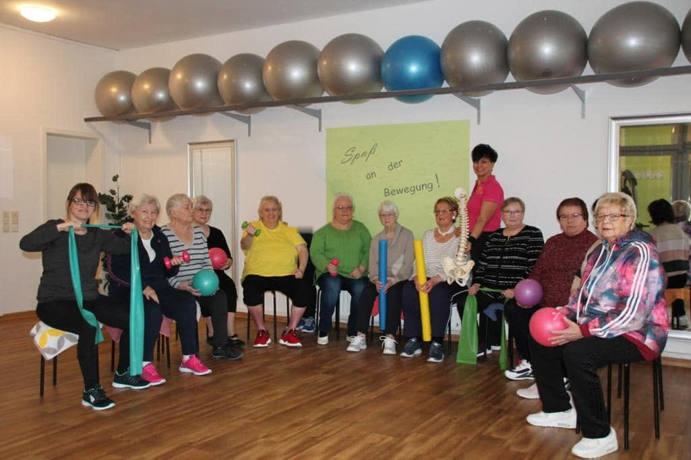 Frauen beim Rehasport im hellen Kursraum